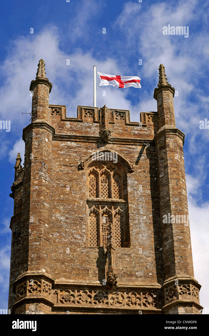 Die Flagge von St. Georg fliegt vom Turm der Pfarrkirche in England am 23. April Stockfoto