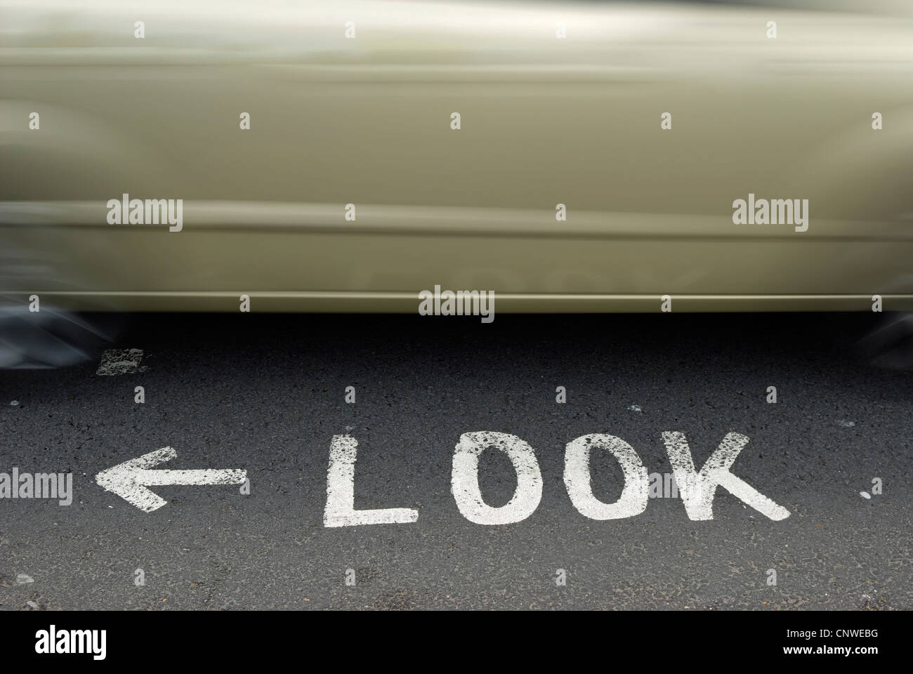 Detail der Blick links britische Straße Kennzeichnung mit unscharfen vorbeifahrenden Auto Stockfoto