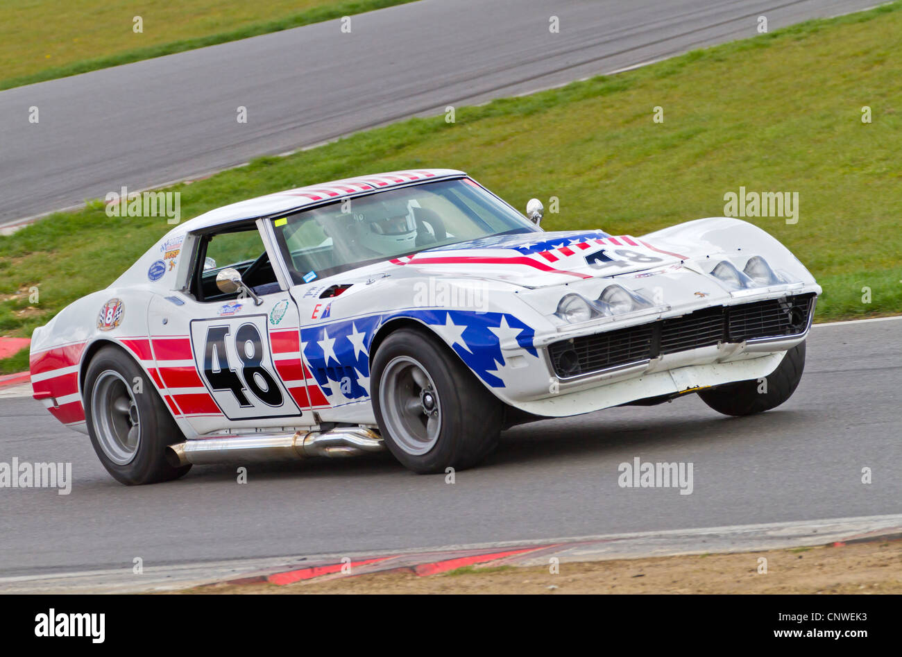 1969 Chevrolet Corvette mit Fahrer Luke Wos beim CSCC HVRA V8 Challenge Rennen in Snetterton, Norfolk, Großbritannien. Stockfoto