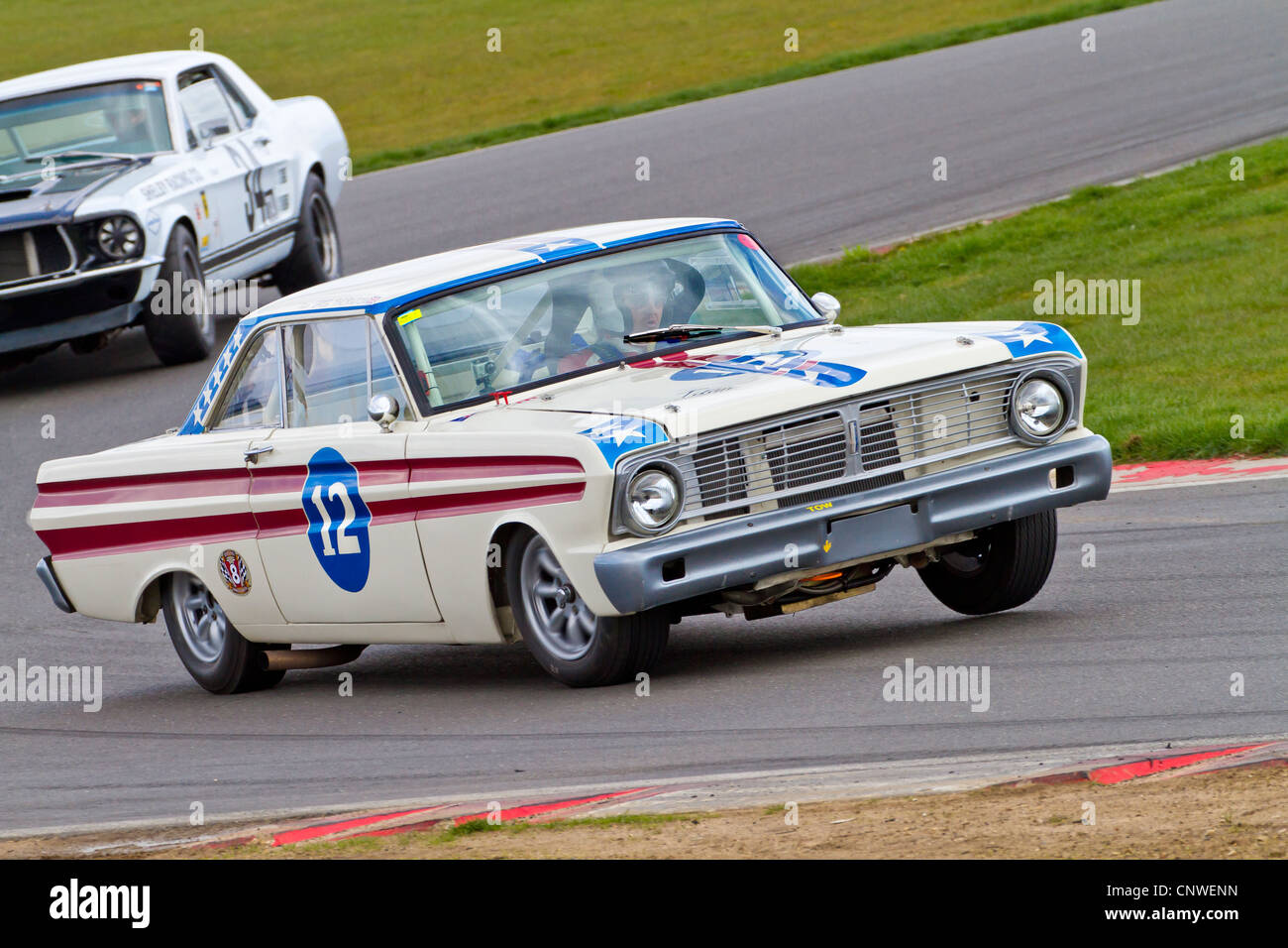 1964 Ford Falcon mit Fahrer Gregory Thornton während der CSCC HVRA V8 Challenge Rennen in Snetterton, Norfolk, Großbritannien. Stockfoto