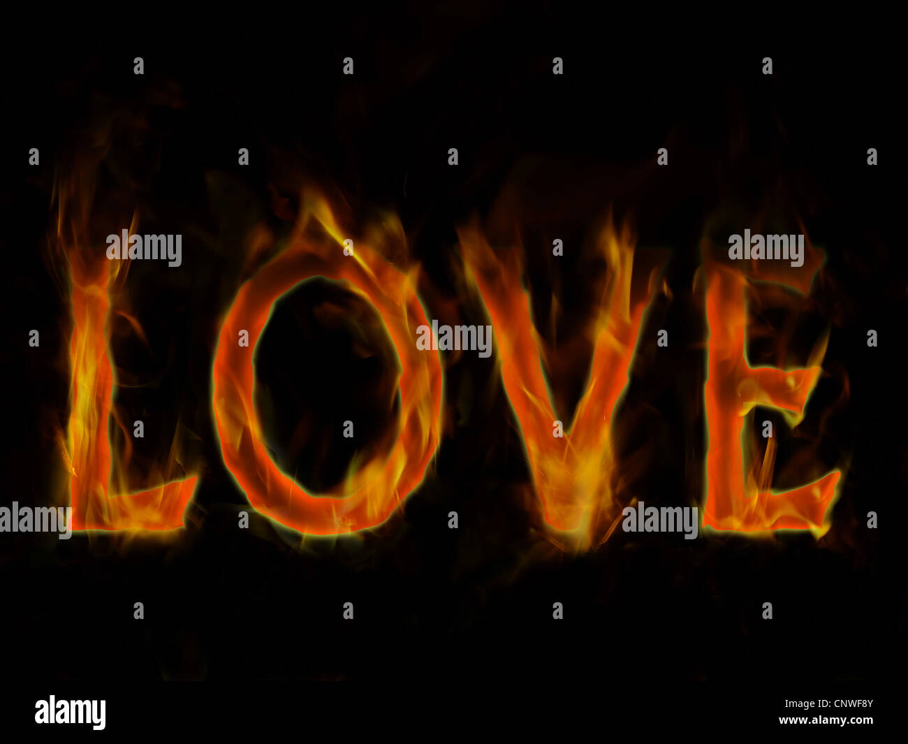 Liebe Wort in Flammen auf schwarzem Hintergrund Stockfoto