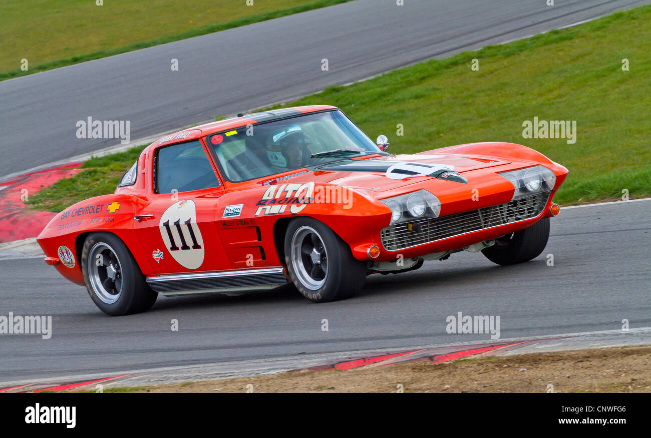 1963 Chevrolet Corvette beim CSCC HVRA V8 Challenge Rennen in Snetterton, Norfolk, Großbritannien. Stockfoto