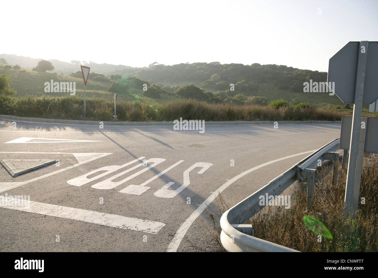 Leere kurvenreiche Straße, sonnig mit Perspektive in Spanien Stockfoto