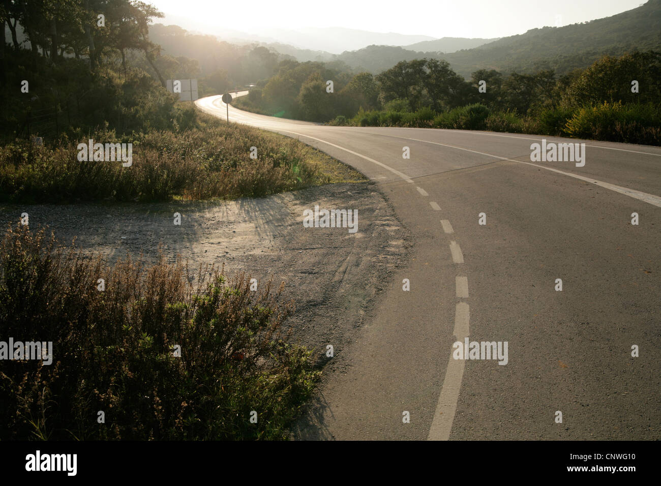 Leere kurvenreiche Straße, sonnig mit Perspektive in Spanien Stockfoto