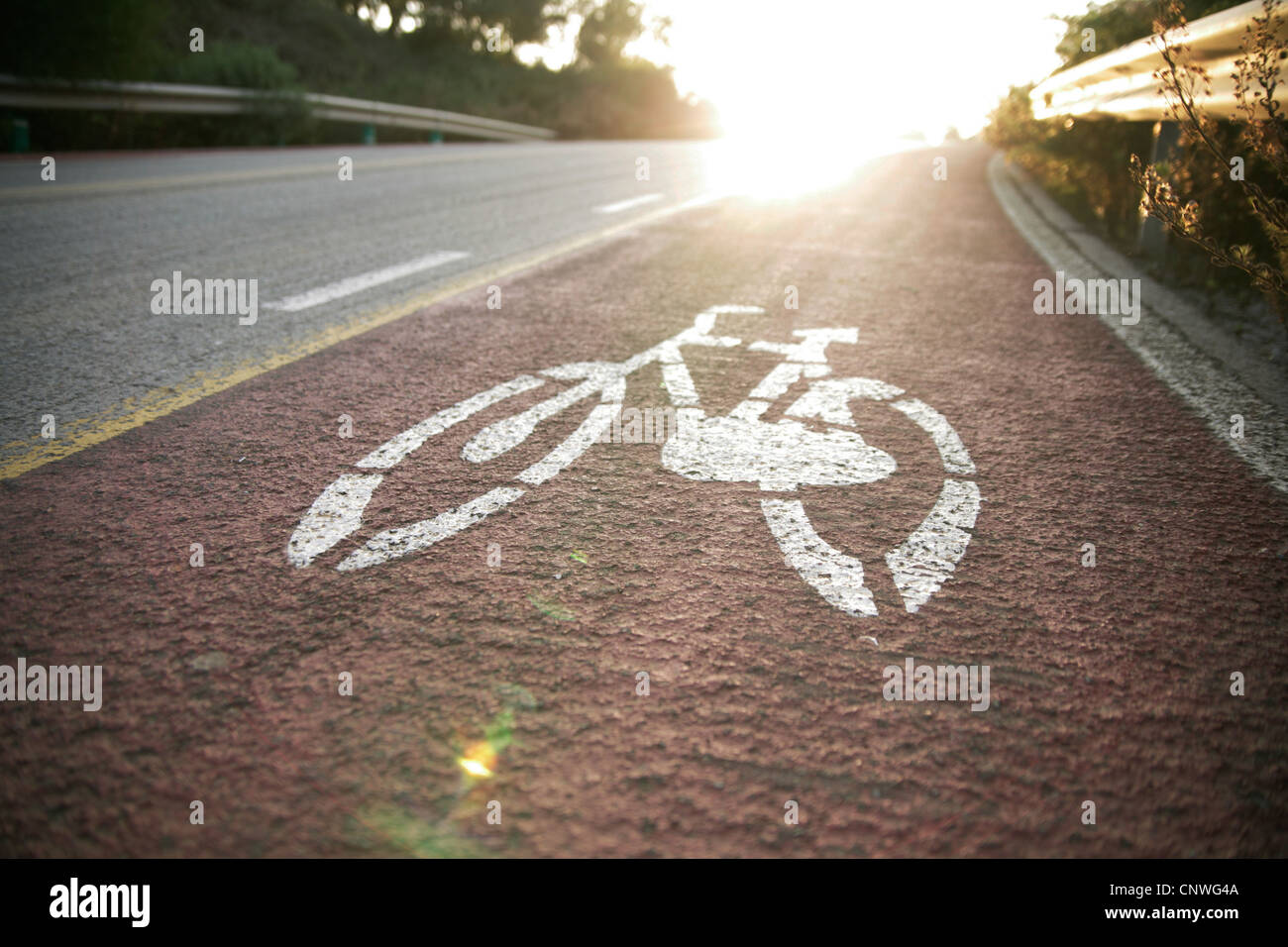 Radfahren, Sicherheit, Lane Sonnenuntergang öffnen Sie Straße gesunde Verfolgung. Stockfoto