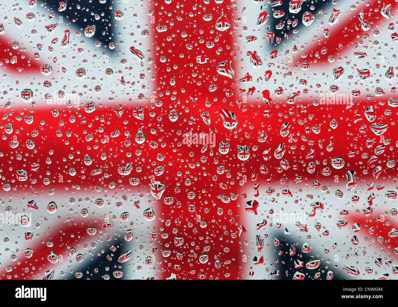 Regentropfen auf Glas vorne ein Union Jack-Flagge Stockfoto