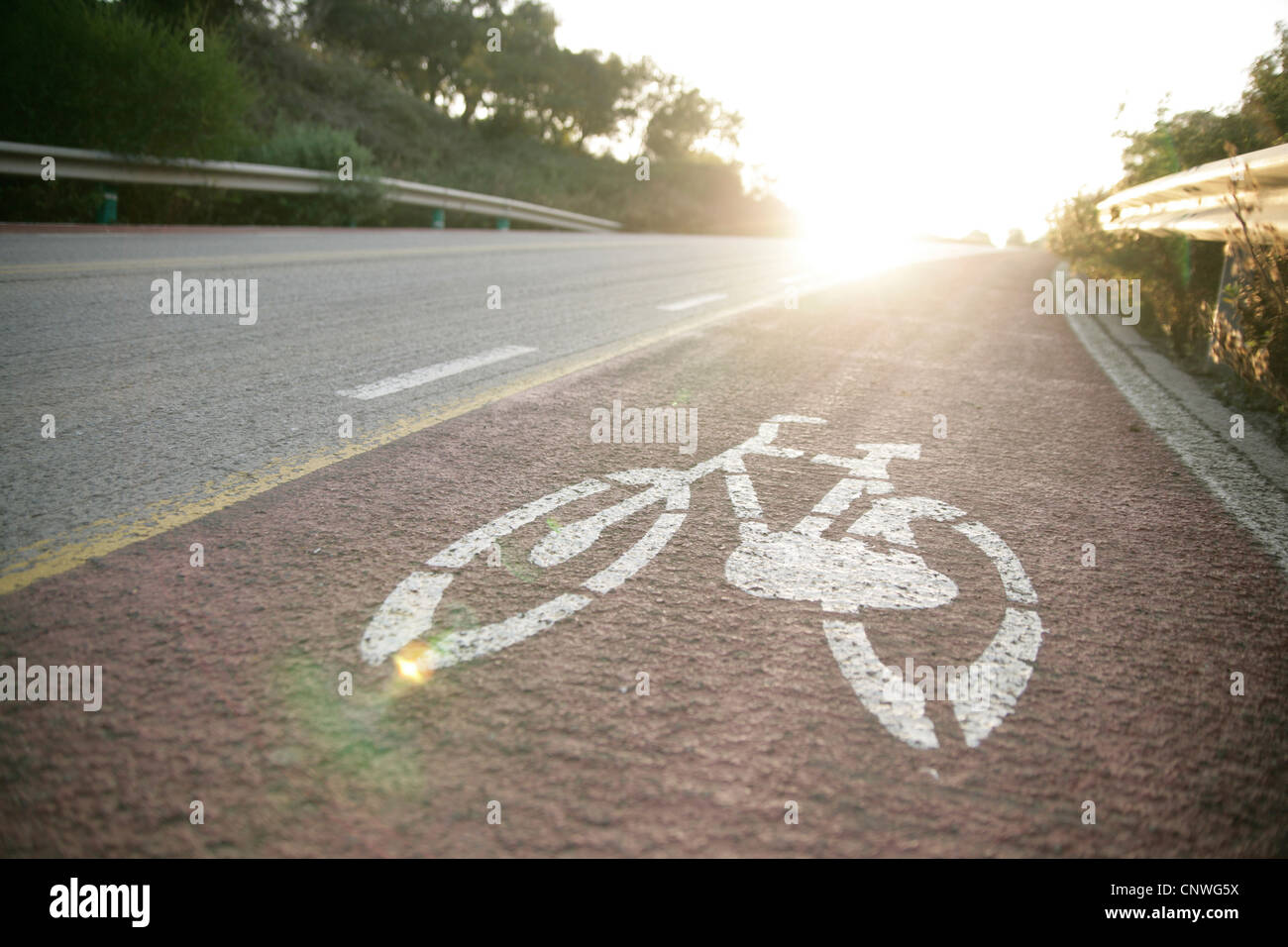 Radfahren, Sicherheit, Lane Sonnenuntergang öffnen Sie Straße gesunde Verfolgung. Stockfoto