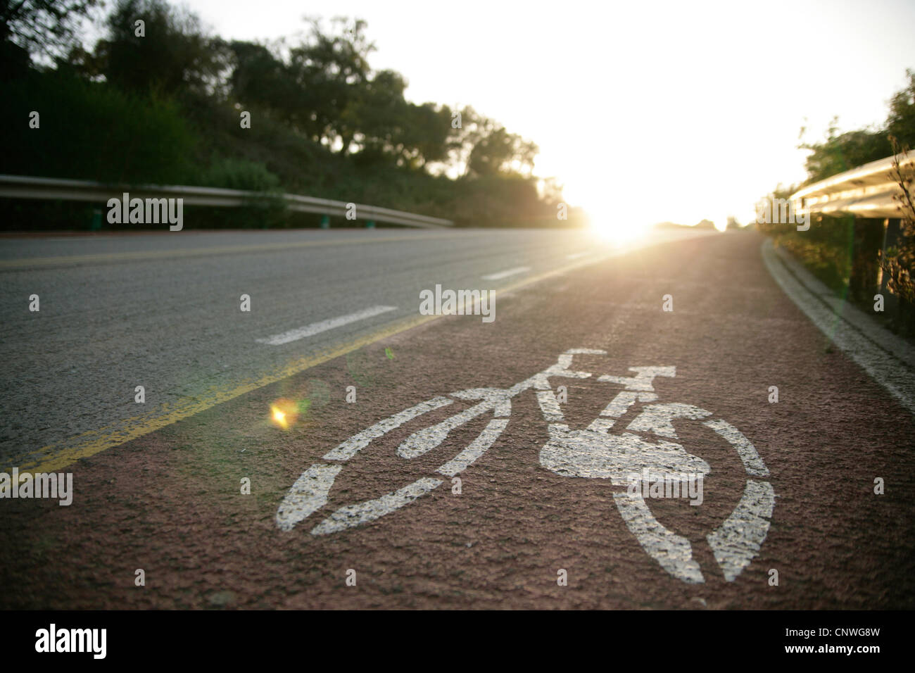 Radfahren, Sicherheit, Lane Sonnenuntergang öffnen Sie Straße gesunde Verfolgung. Stockfoto