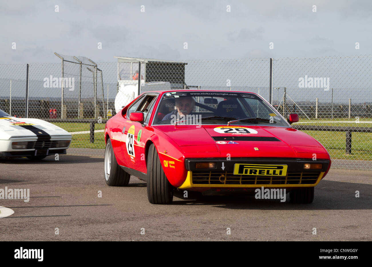 Ferrari 308 GT4, Fahrer William Moorwood, 1977 im Fahrerlager am Snetterton CSCC Pirelli Formel Classic treffen Norfolk, Großbritannien Stockfoto