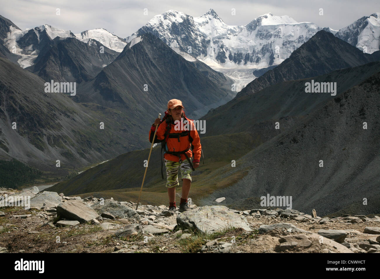 Junge Trekker klettert hinauf zum Pass Karaturek (3.060 m) im Altai-Gebirge, Russland. Stockfoto