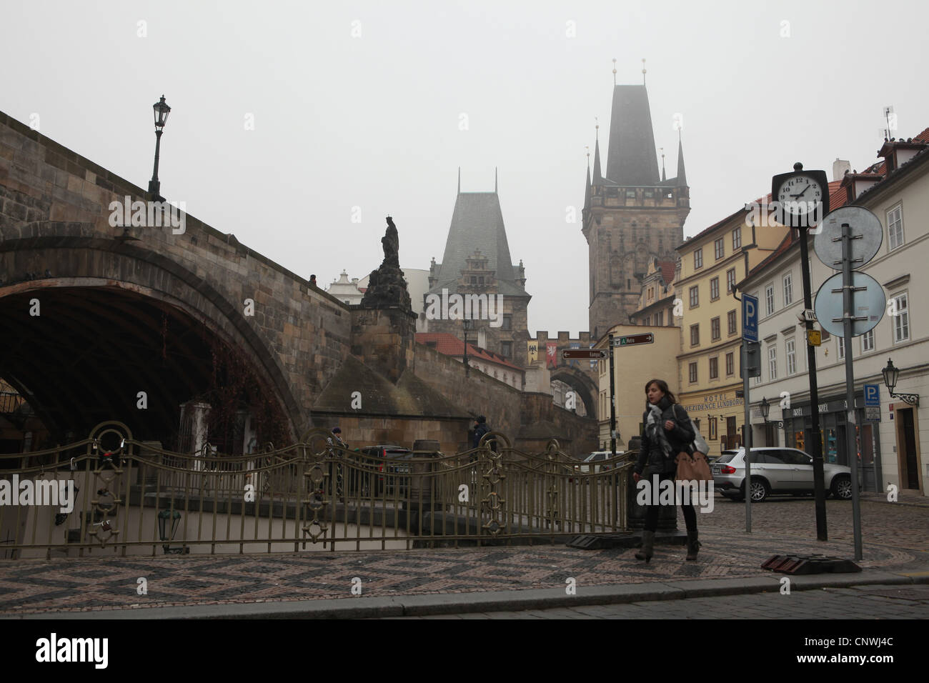 Morgennebel über die Karlsbrücke in Prag, Tschechien. Mala Strana Brückentürme sind im Hintergrund zu sehen. Stockfoto