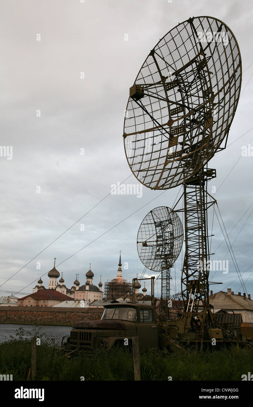 Russische militärische mobile Radargeräte auf den Solovetsky Inseln, weißes Meer, Russland. Das Solovetsky Kloster ist im Hintergrund zu sehen. Stockfoto