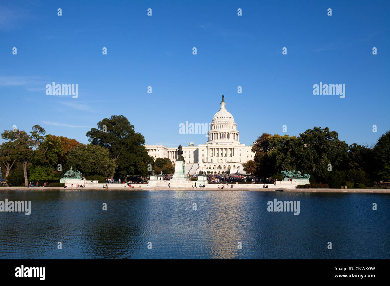 Das Capitol gesehen über den reflektierenden pool Stockfoto