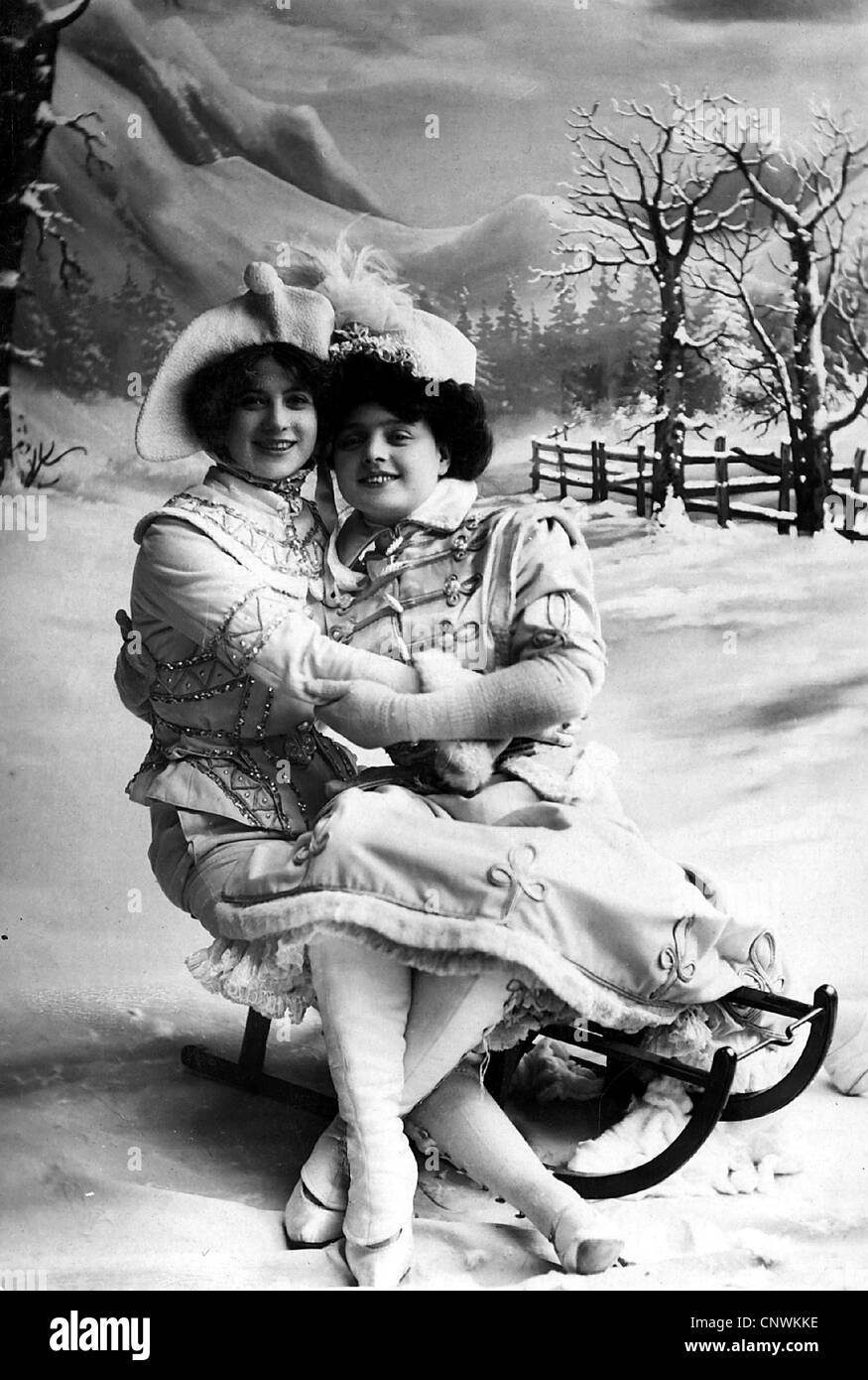Sport, Wintersport, Schlitten, zwei Frauen auf Schlitten sitzend, Studioaufnahme, Ansichtskarte, um 1910, Additional-Rights-Clearences-not available Stockfoto