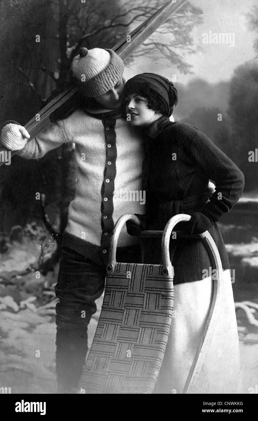 Sport, Wintersport, Paar mit Schlitten und Ski, Studioaufnahme, Ansichtskarte, um 1915, zusätzliche-Rechte-Clearences-nicht vorhanden Stockfoto