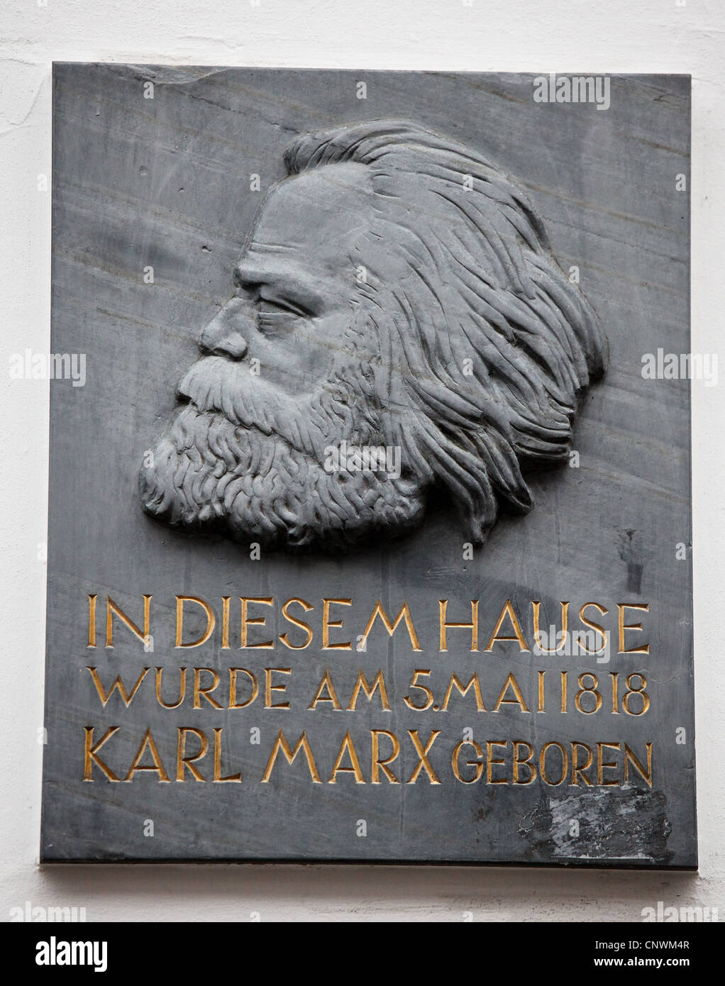 Trier, Deutschland - 12. November 2011: Relief Portrait auf einer Tafel von Karl Marx, deutscher Philosoph, an seinem Geburtshaus in Trier Stockfoto