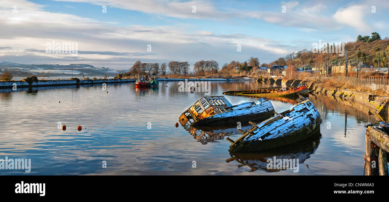 Ein Panorama-Bild der versunkene Fischerboote aufgereiht im schottischen Hafen von Bowling. Stockfoto