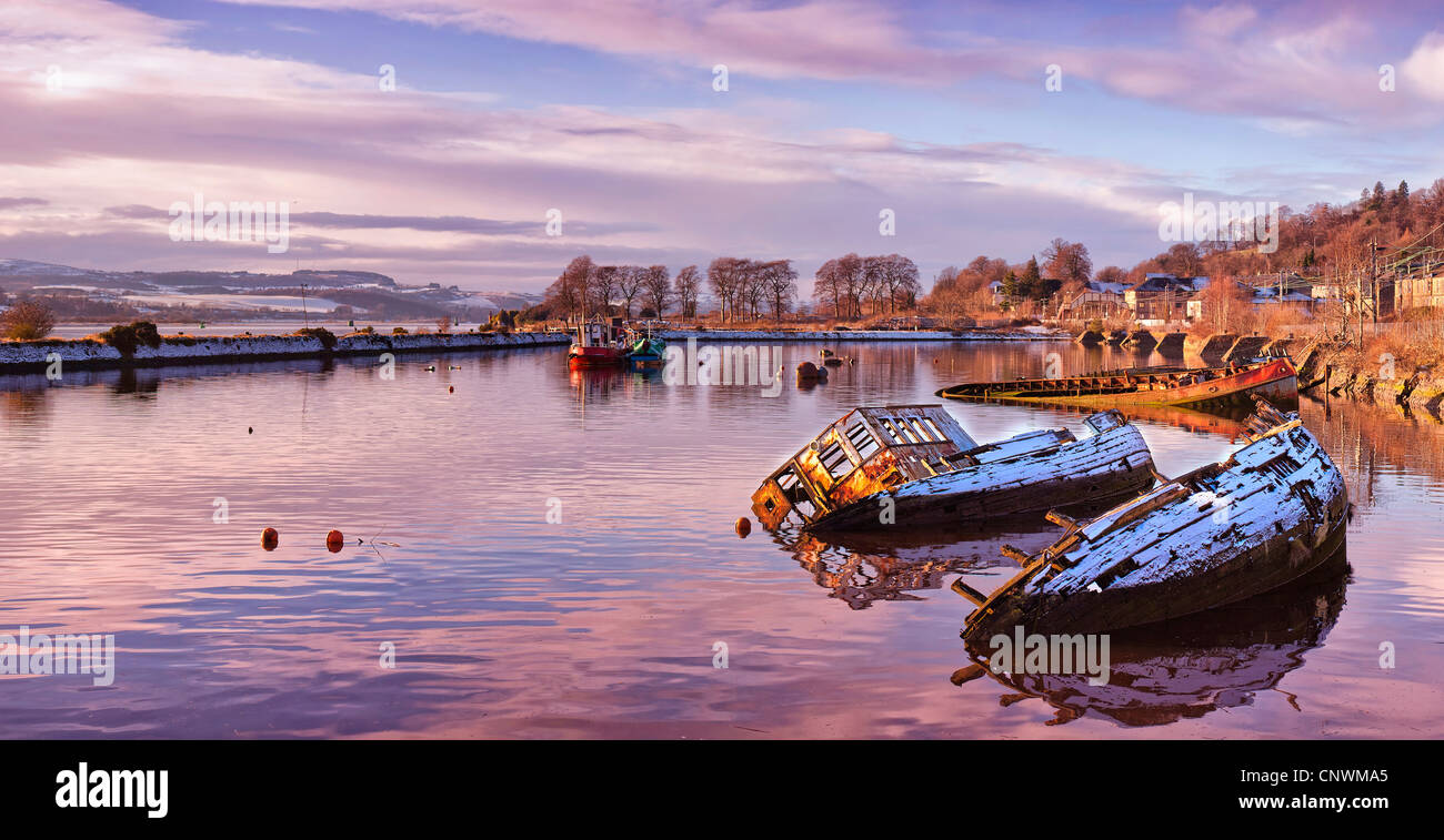 Ein Panorama-Bild der versunkene Fischerboote aufgereiht im schottischen Hafen von Bowling. Stockfoto