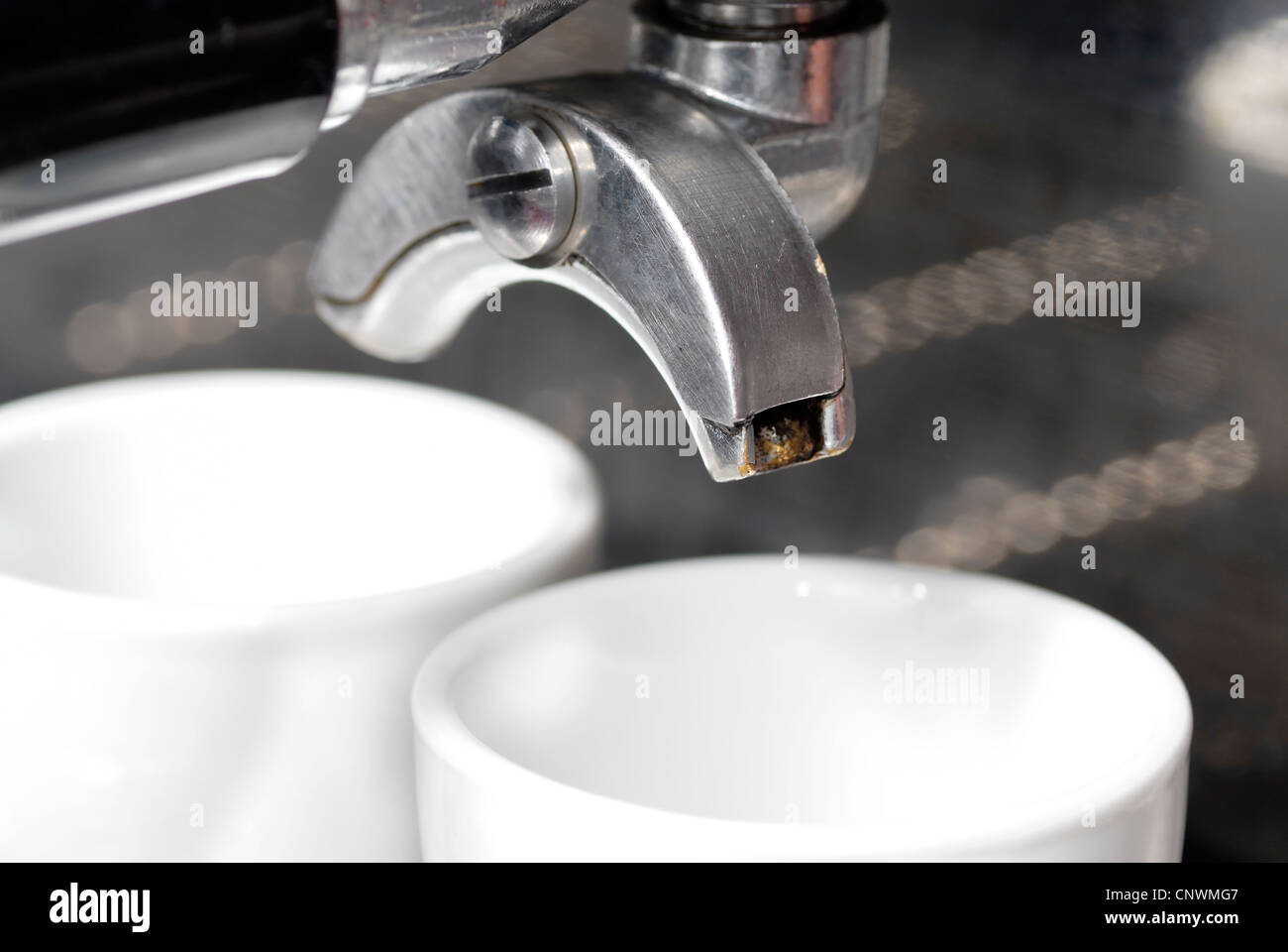 Siebträger und Kaffee Maschine. Fokus auf nächste Auslauf. Stockfoto