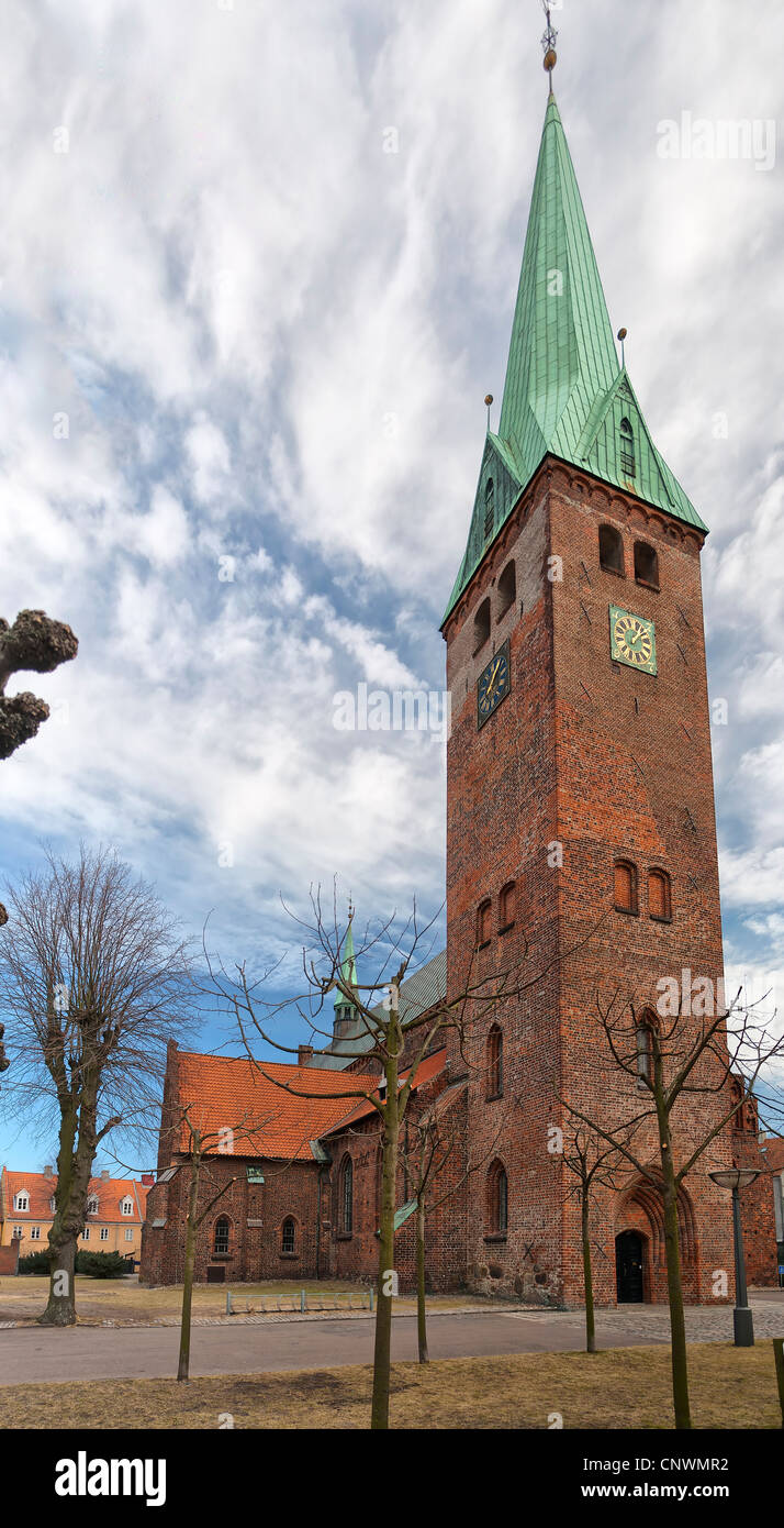 Eine alte Kirche befindet sich in der dänischen Stadt Helsingor. Stockfoto