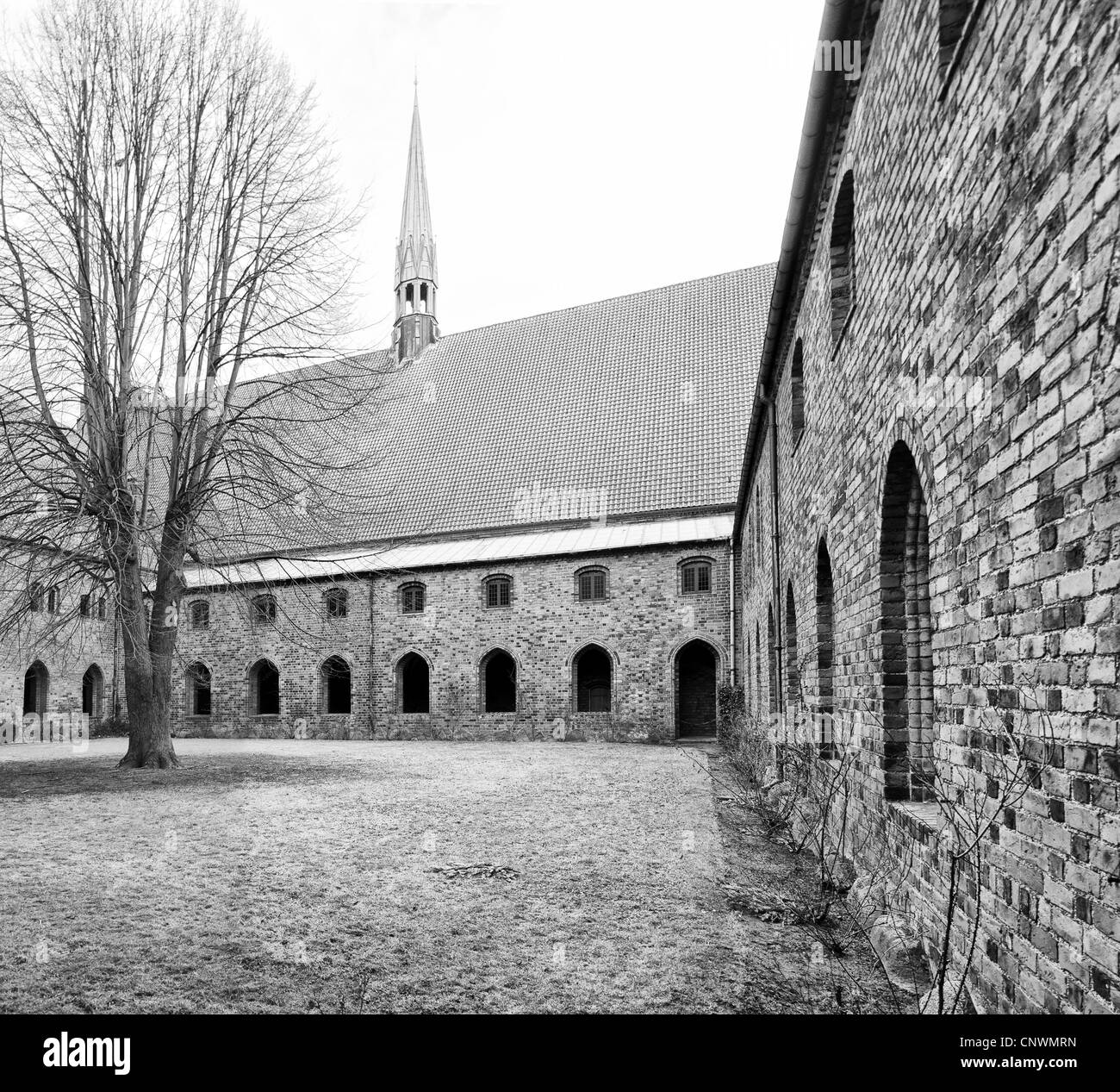 Ein schwarzer & weiße Foto einer alten Kirche befindet sich in der dänischen Stadt Helsingor. Stockfoto
