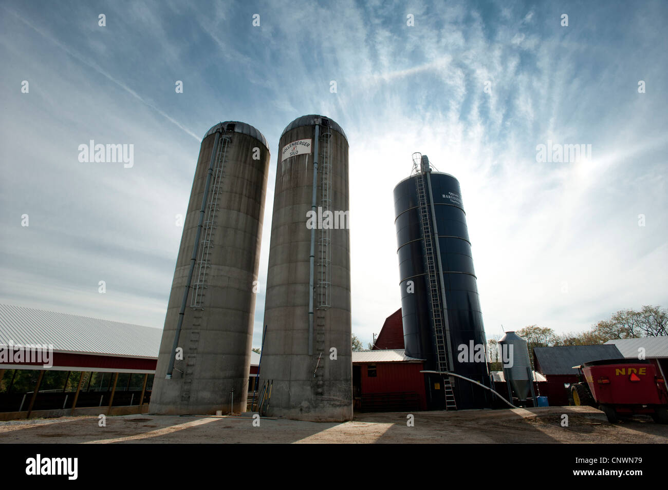 Scheune und Silos auf Bauernhof Stockfoto