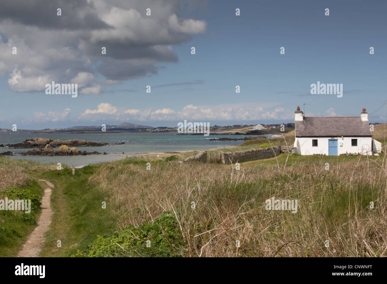 Malerische weiß getünchten steinernen Meer Ferienhaus in der Nähe von Rhosneigr, auf dem Küstenpfad Anglesey Stockfoto