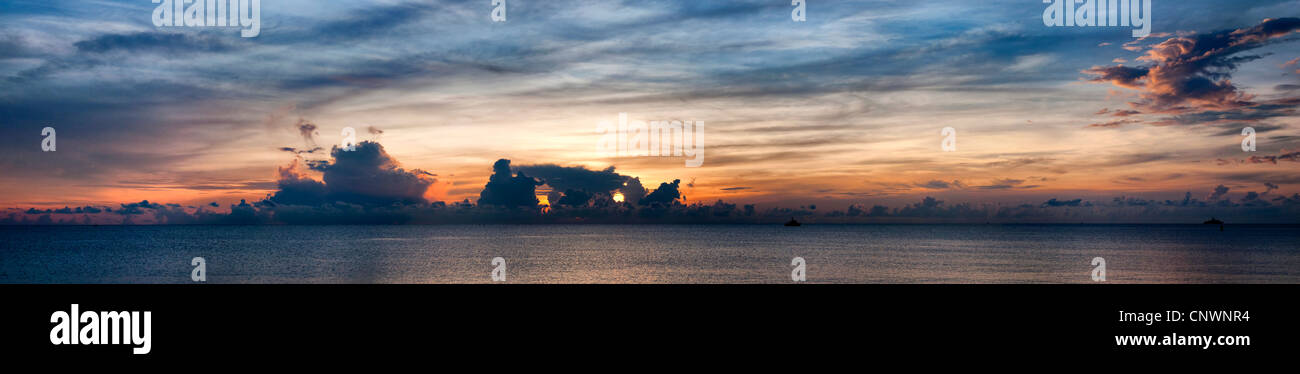 Einen wunderschönen Panoramablick auf das Meer und den Himmel Blick über die Bucht von Thailand im Hua Hin. Stockfoto
