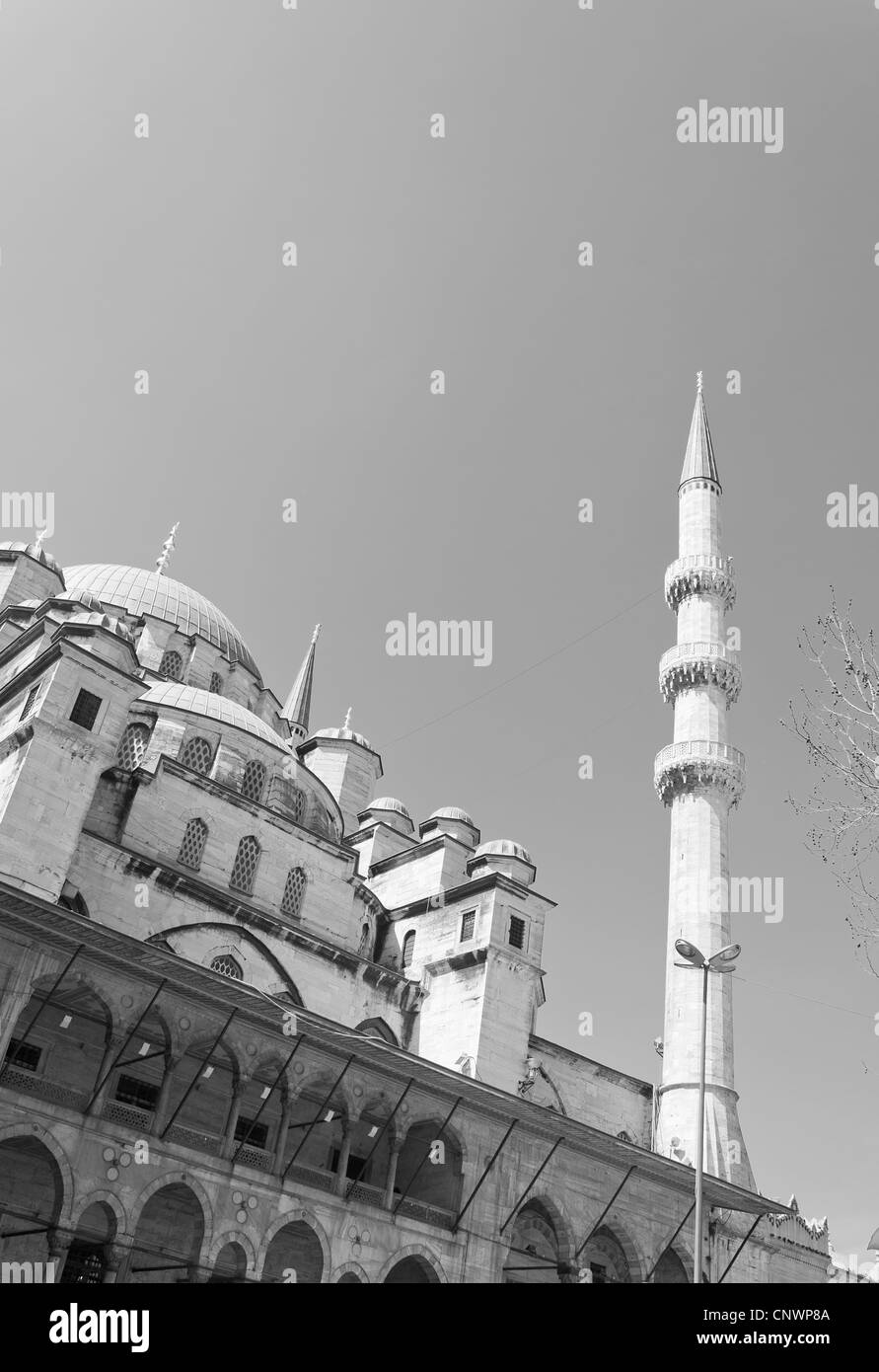 Schwarzen und weißen Blick auf die majestätischen Yeni Cammii Moschee in Istanbul, Türkei. Stockfoto