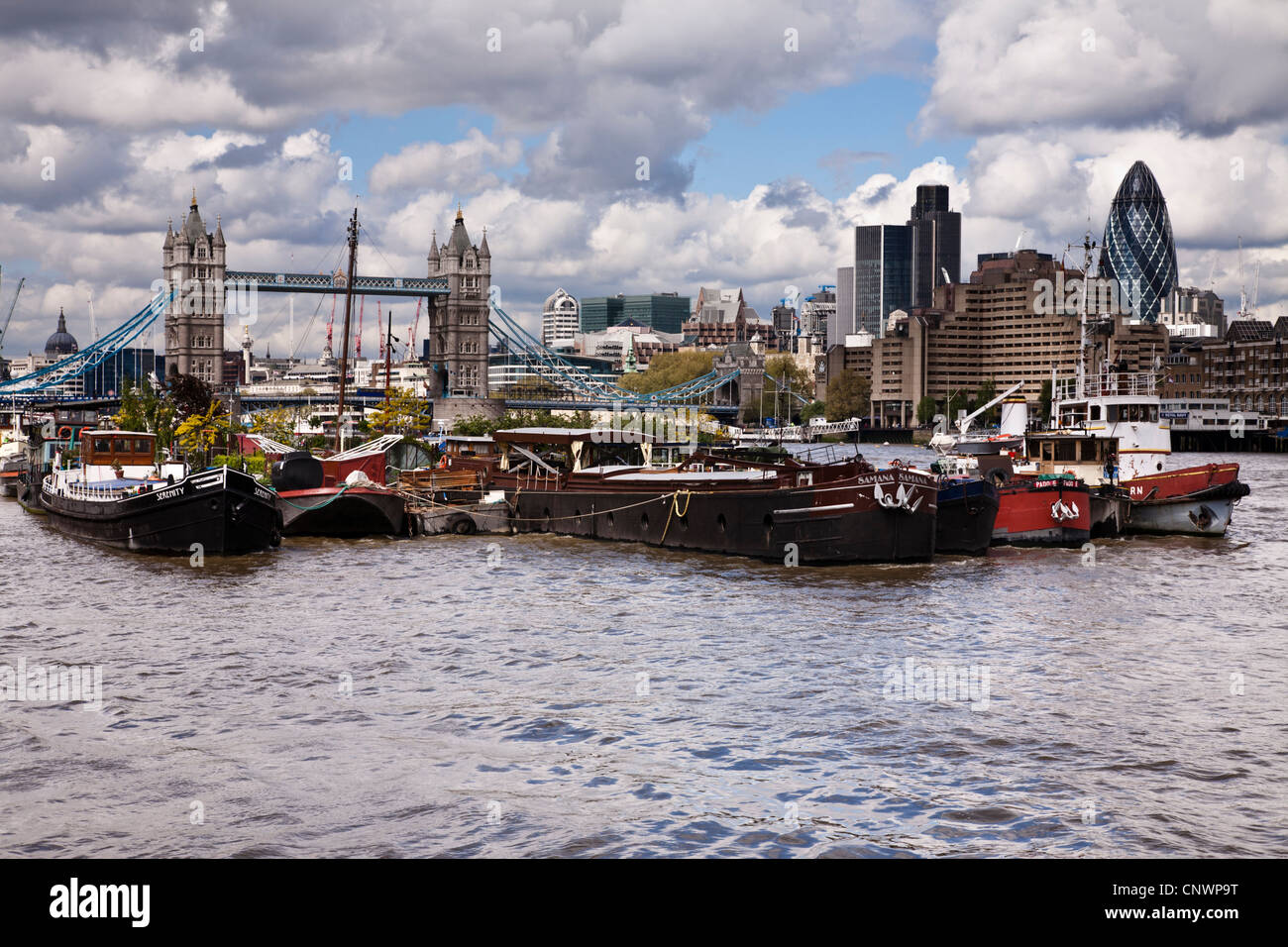 Butlers Wharf am Südufer der Themse, Kähne zeigen vor der Tower Bridge und die Skyline der Stadt. Stockfoto