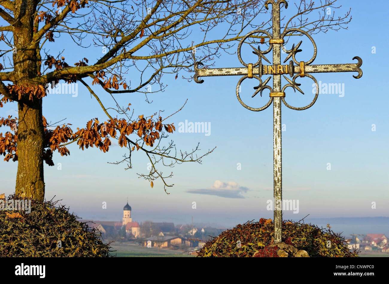 Eisen-Kreuz in ländlicher Umgebung - Eisernes Kreuz in Ländlicher Umgebung. Stockfoto