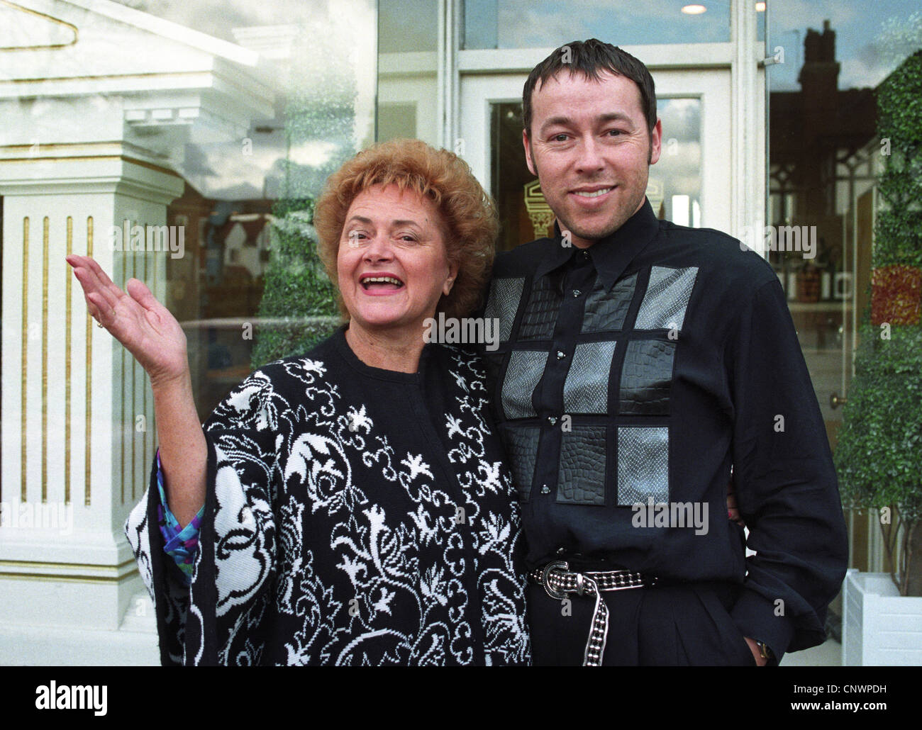 Wolverhampton-Friseur Royston Blythe mit ehemalige "Miss Whiplash" Cynthia Payne 22.03.93 Stockfoto