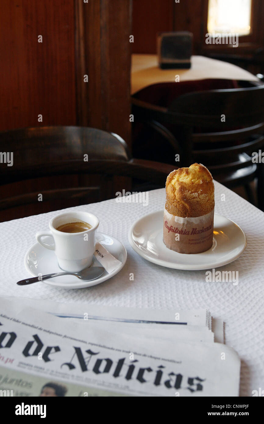 Kaffee und eine Bolo de Arroz (Portugiesisch Reis Muffin), Confeitaria Nacional Süßwaren, Praça da Figueira, Lissabon, Portugal Stockfoto
