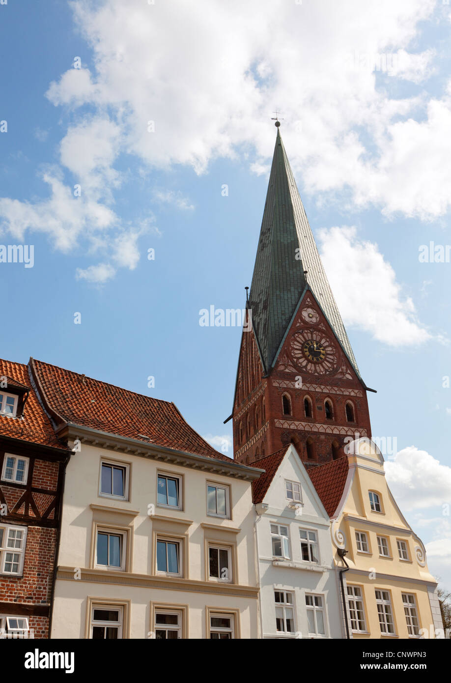 Historische Fassaden und Glockenturm der Johanniskirche, Lüneburg Stockfoto