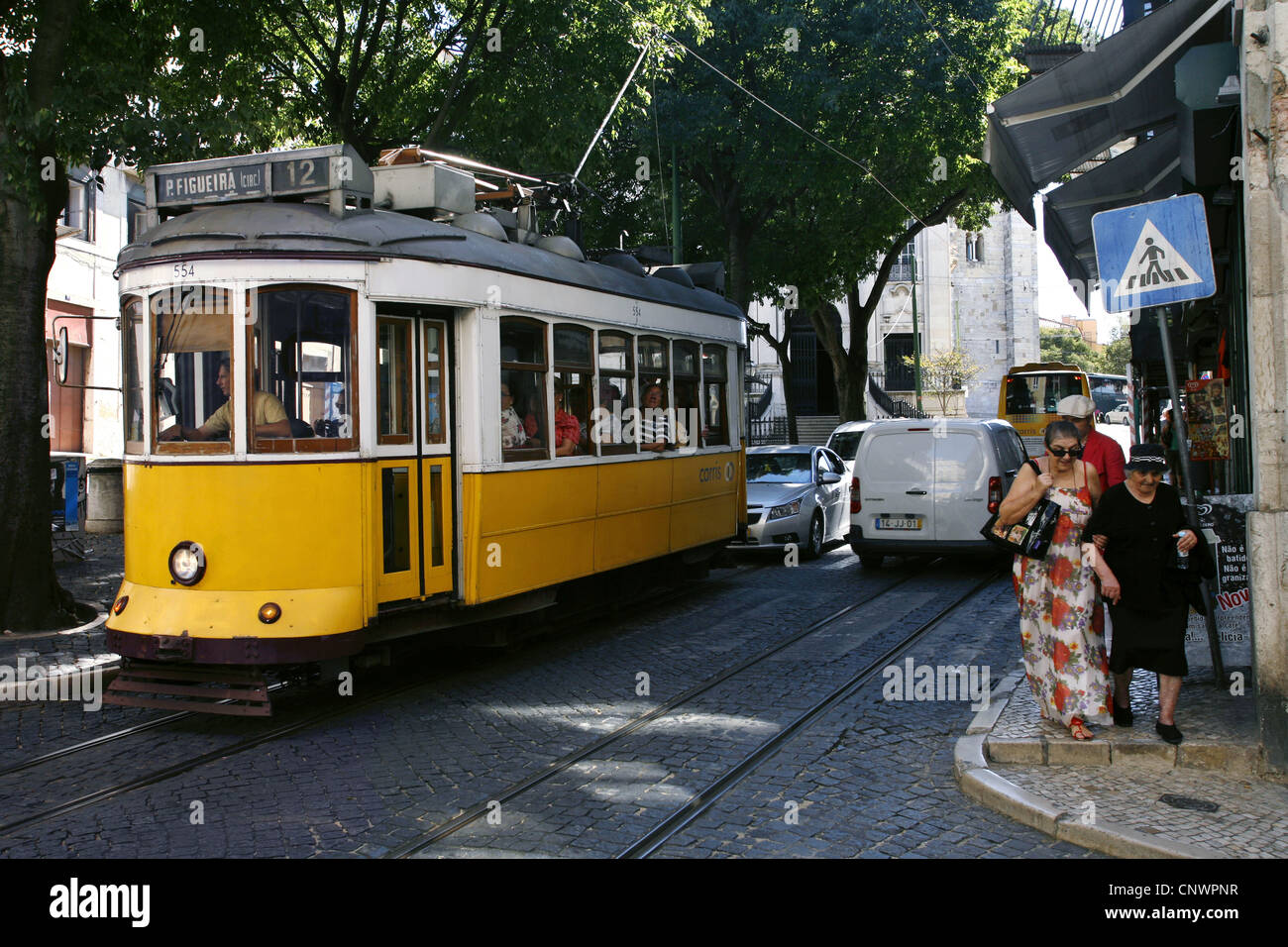 Straßenbahn Nr. 12, Alfama, Lissabon, Portugal Stockfoto
