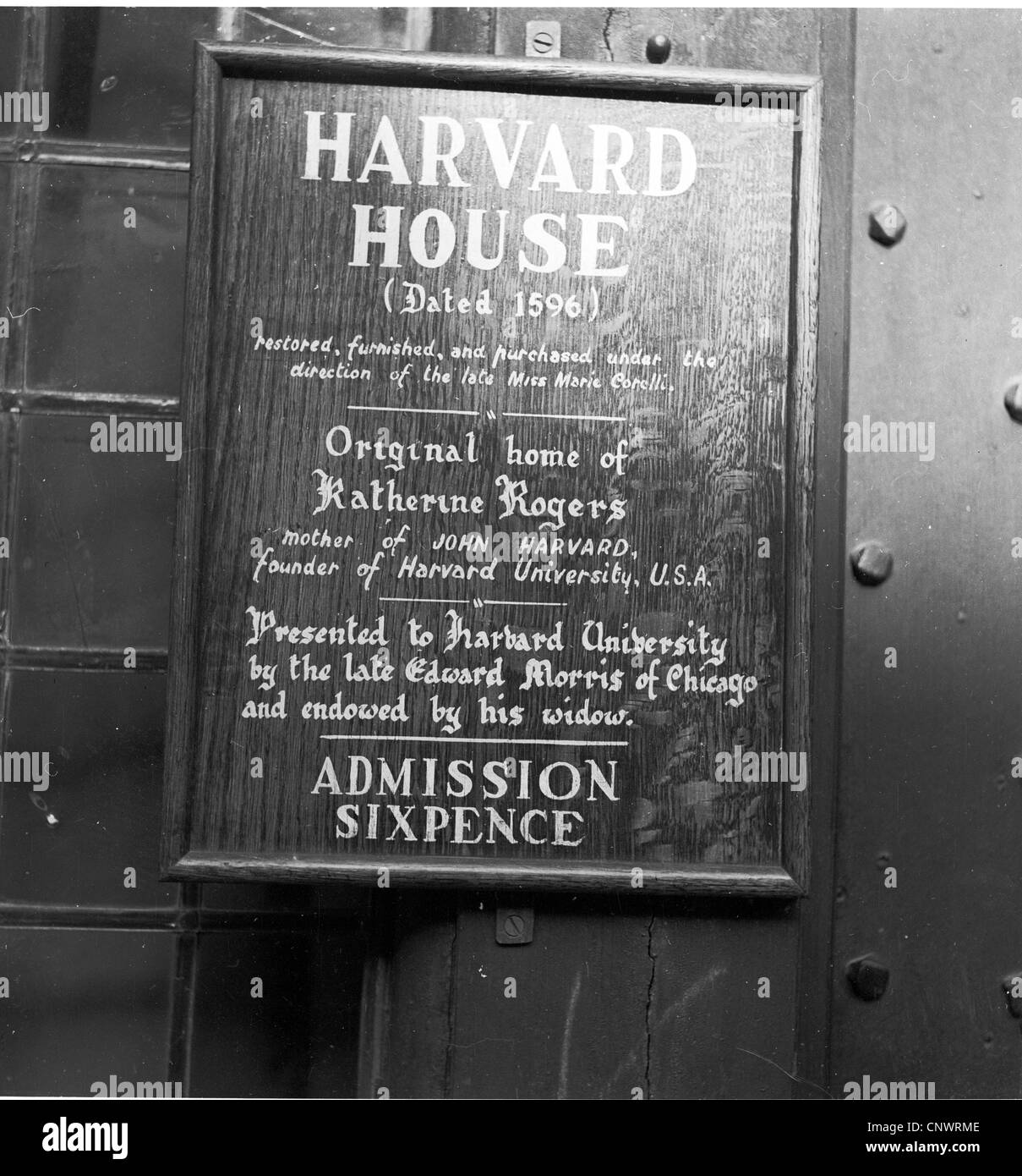 Historisches Bild von der 1950er Jahre, ein Anzeichen für Harvard House in Stratford, Geburtsort von William Shakespeare. Stockfoto