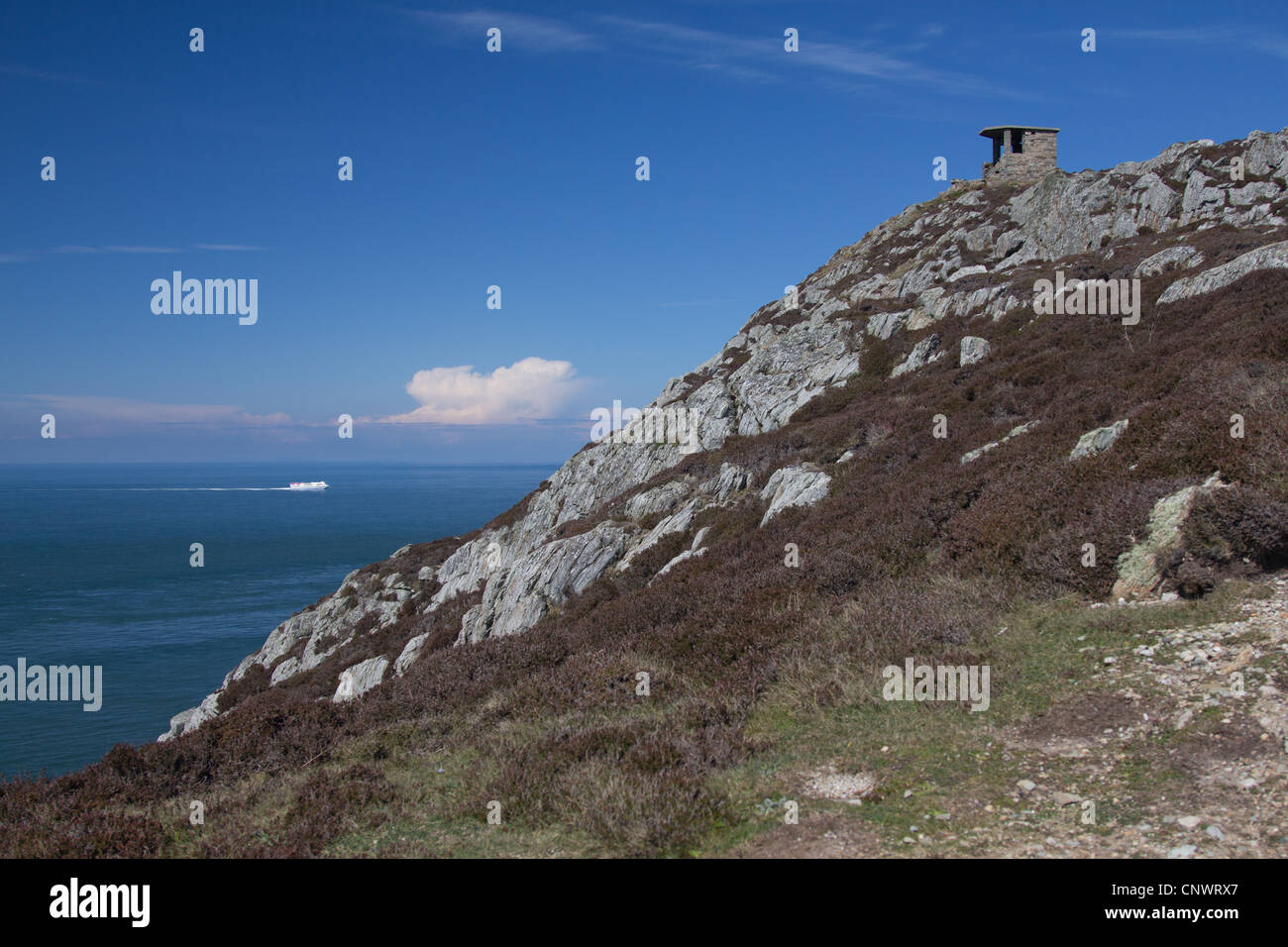 Alte Küsten Suche Station auf Klippe, über South Stack, Ynys Lawd, Holyhead, mit Passagier-Fähre für Holyhead. Stockfoto