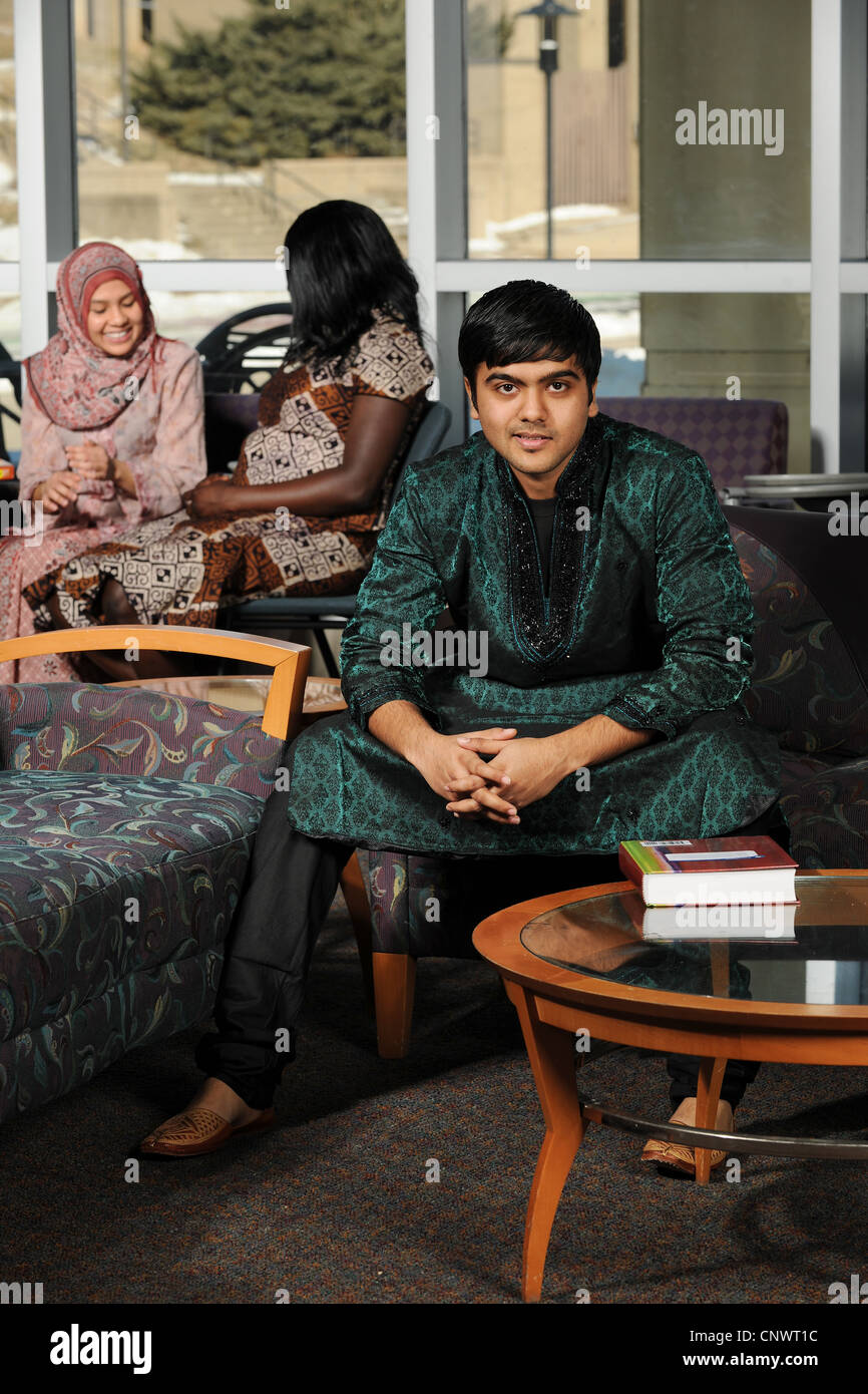 Indische Studenten tragen seine Trachtenmode auf dem College-campus Stockfoto