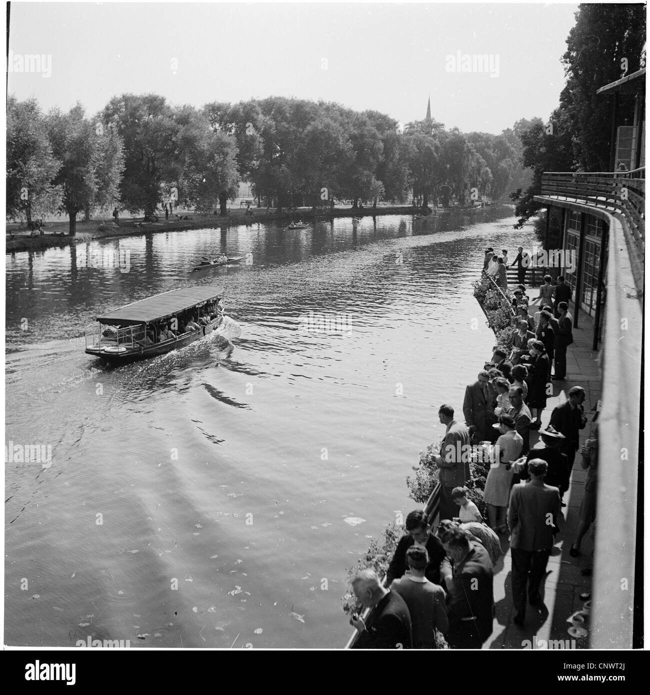 Geschichtsbild from1960s, mit einem Ausflugsschiff am Fluss Avon vorbei an The Royal Shakespeare Theatre. Stockfoto