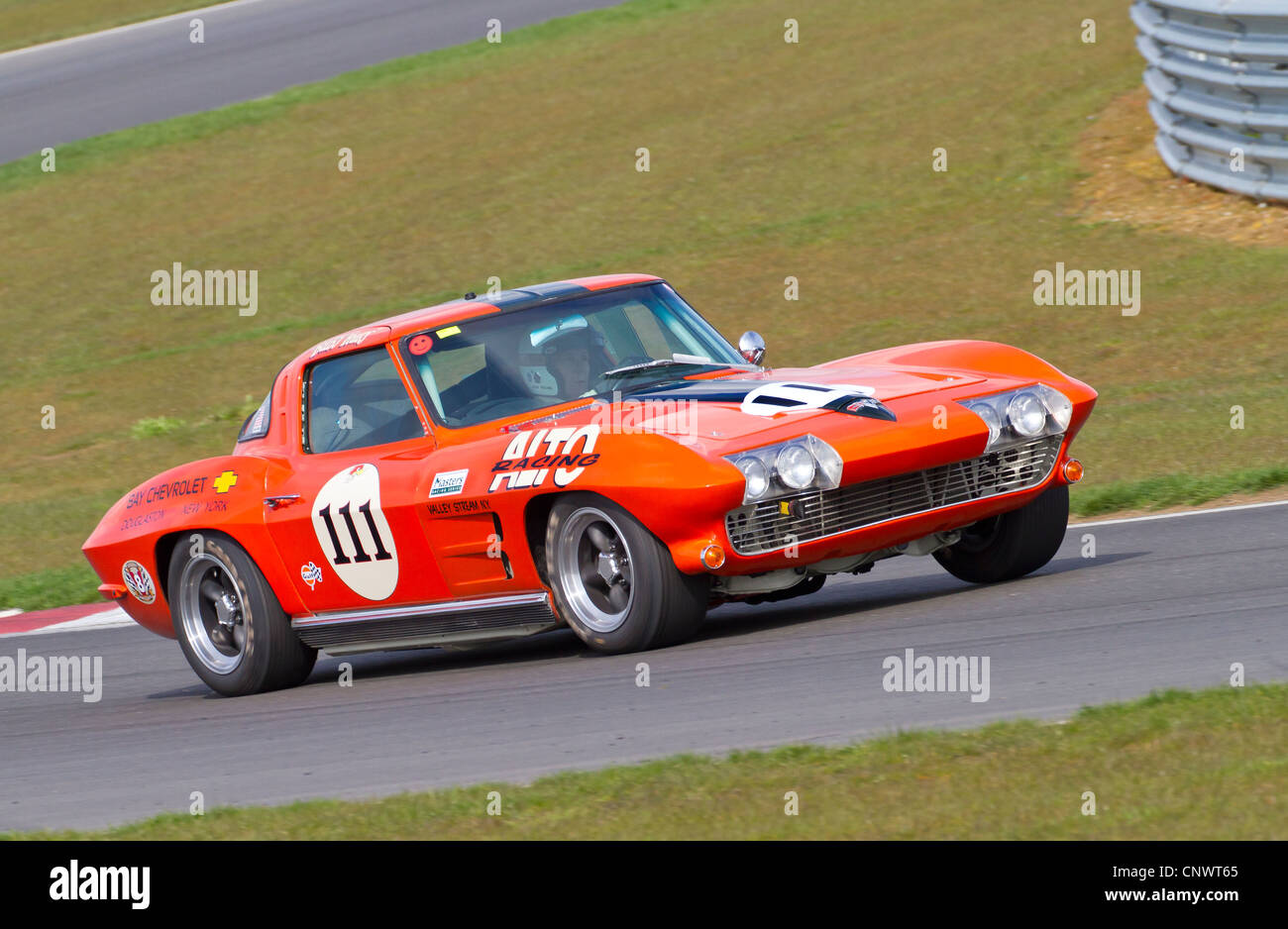 1963 Chevrolet Corvette beim CSCC HVRA V8 Challenge Rennen in Snetterton, Norfolk, Großbritannien. Stockfoto