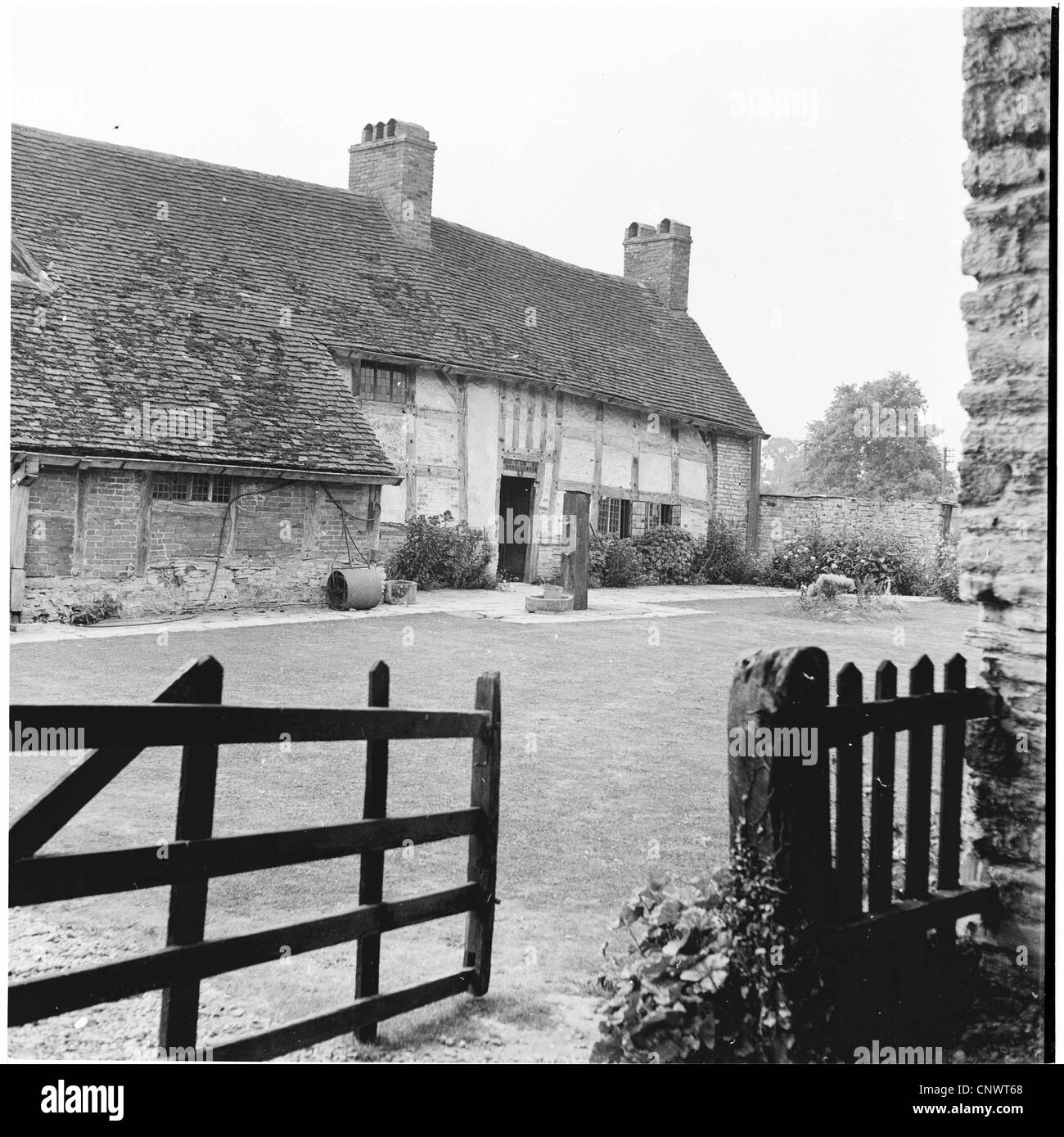 Geschichtsbild der 1950er Jahre zeigen Haus in Wilmcote berühmt für Mary Arden, Mutter William Shakespeare. Stockfoto