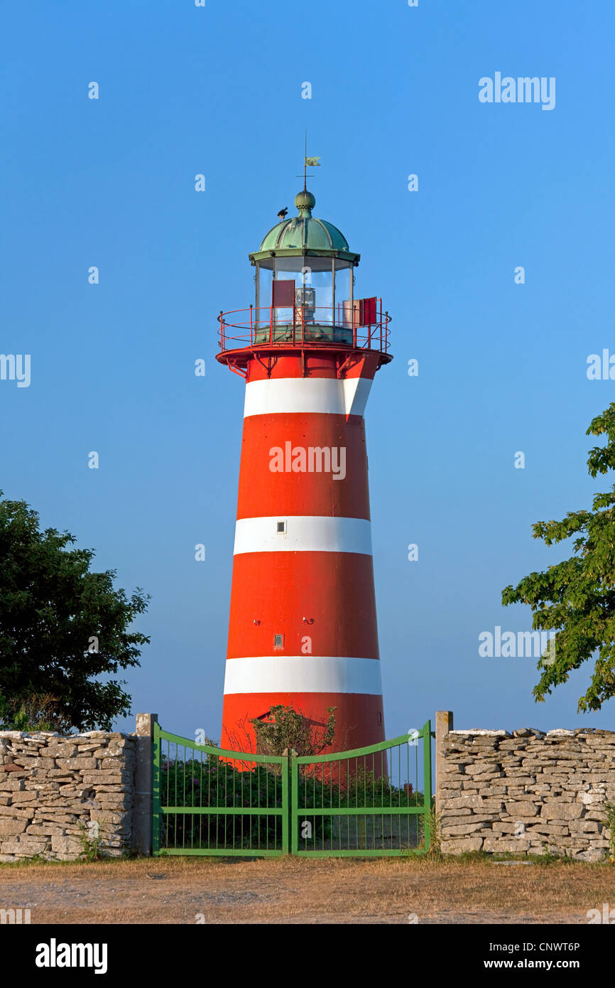 Die rot-weißen Leuchtturm Närs Fyr am Närsholmen auf der Insel Gotland, Schweden Stockfoto