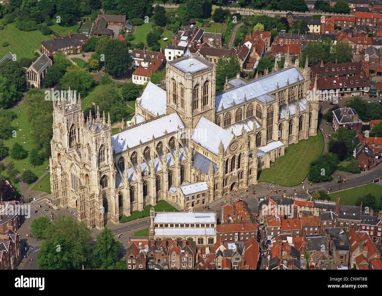 Luftaufnahme von York Minster oder genauer gesagt: Die Kathedrale und die metropolitische Kirche von Saint Peter, die im Juni 2002 aufgenommen wurde Stockfoto