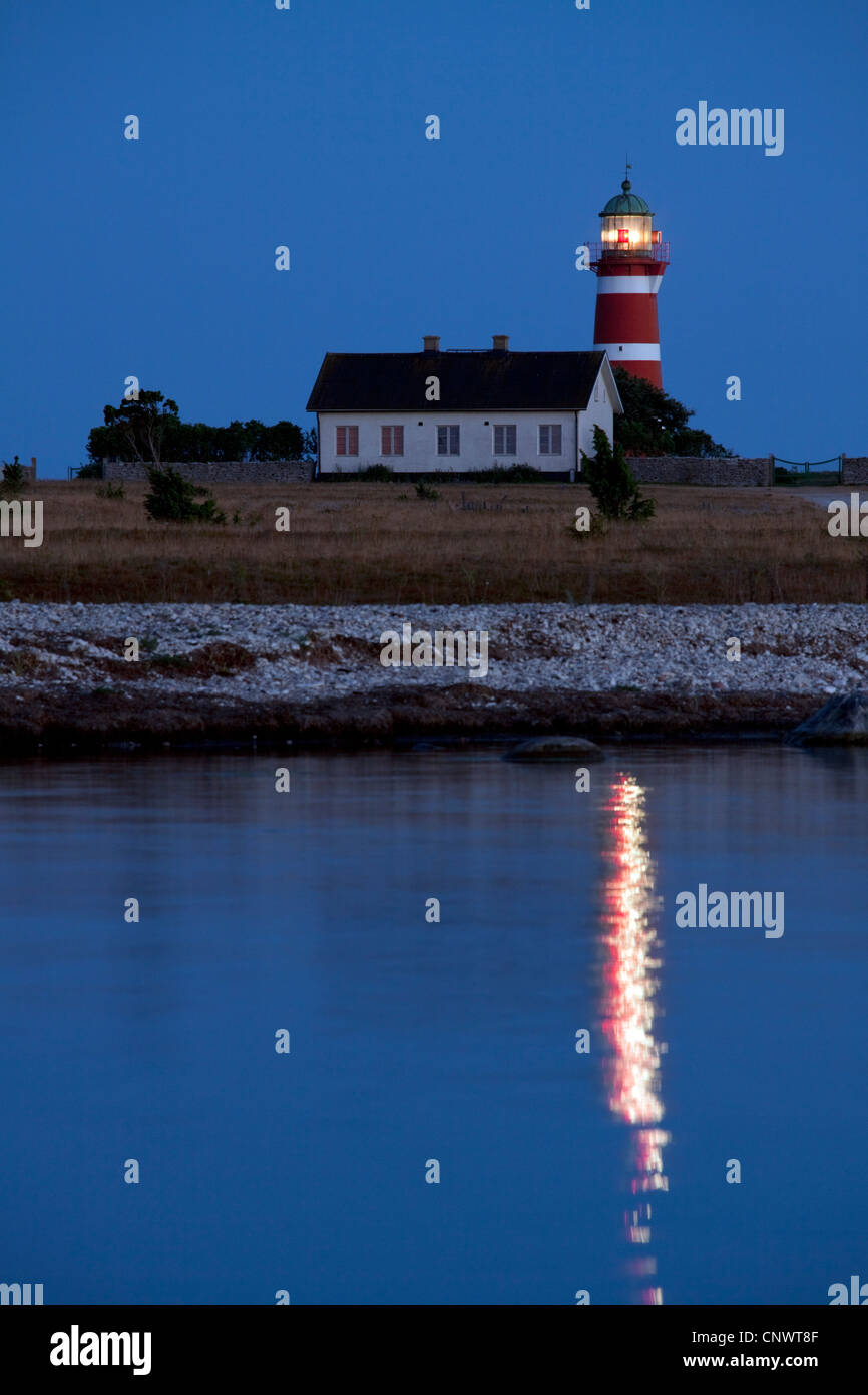 Die rot-weißen Leuchtturm Närs Fyr am Närsholmen auf der Insel Gotland, Schweden bei Sonnenuntergang Stockfoto