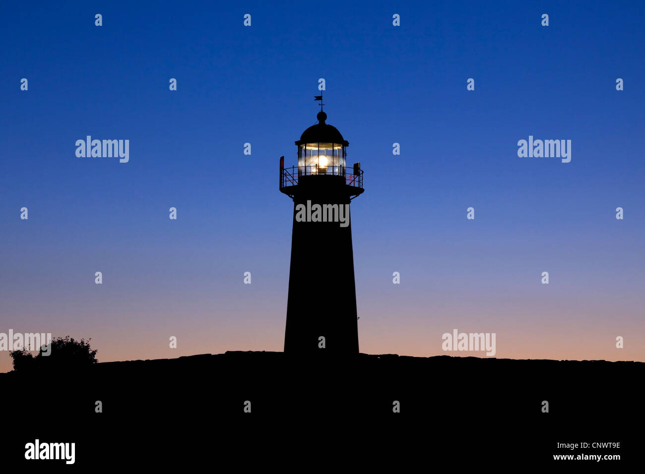 Der Leuchtturm Närs Fyr am Närsholmen auf der Insel Gotland, Schweden gegen Sonnenuntergang Stockfoto