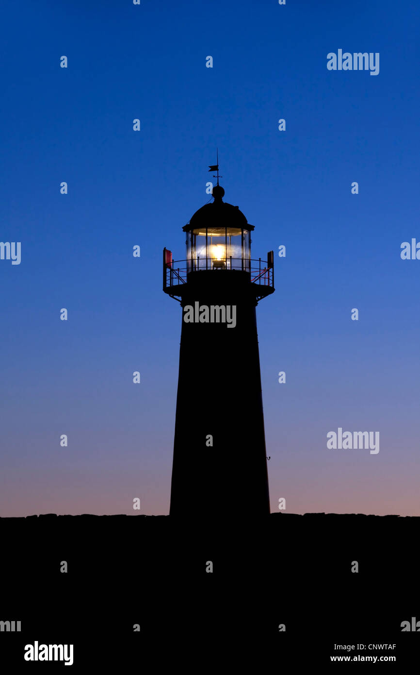 Der Leuchtturm Närs Fyr am Närsholmen auf der Insel Gotland, Schweden gegen Sonnenuntergang Stockfoto