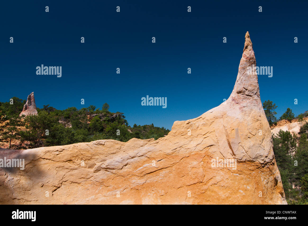 ockerfarbenen Felsen im französischen Colorado von Rustrel, Frankreich, Provence-Alpes-C Te d ' Azur, Rustrel Stockfoto