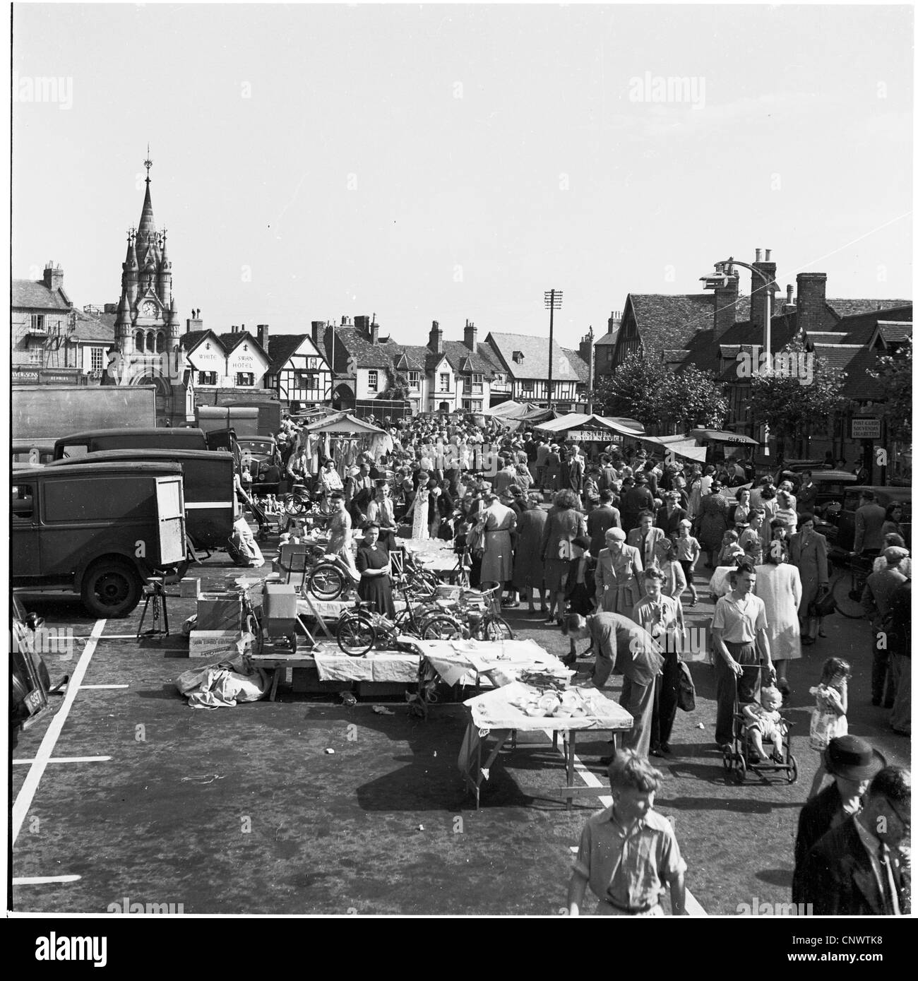 Geschichtsbild from1950s, mit einem Flohmarkt in der Stadt Stratford, Geburtsort von William Shakespeare. Stockfoto