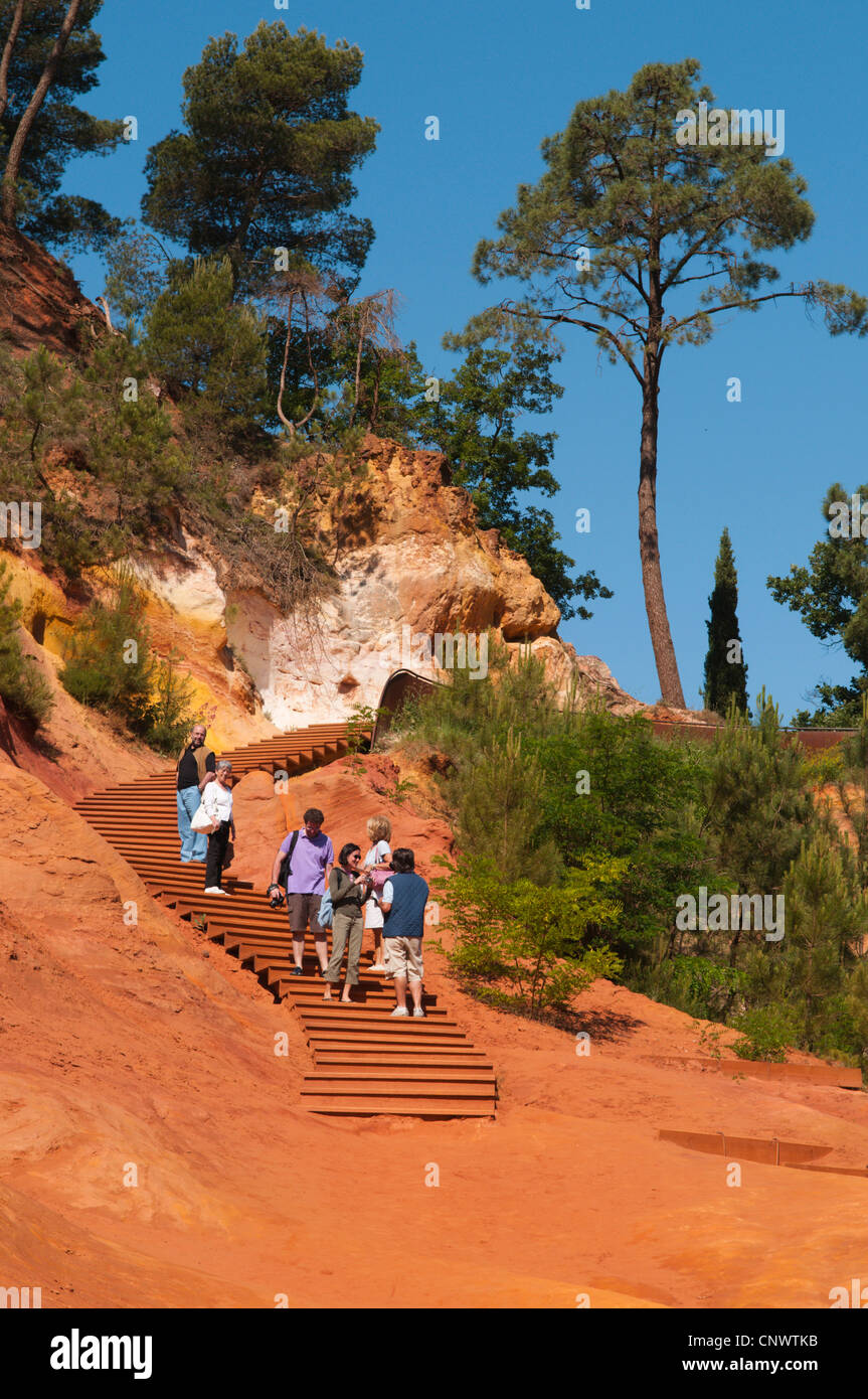 Touristen in der Ocker Steinbrüchen des Roussillon, Frankreich, Languedoc-Roussillon, Provence, Roussillon Stockfoto