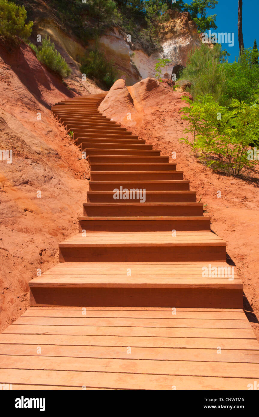 Treppen in der Ocker Steinbrüchen des Roussillon, Frankreich, Languedoc-Roussillon, Provence, Roussillon Stockfoto